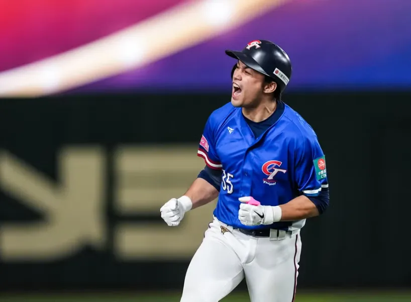 中華隊潘傑楷鎮守三壘也貢獻安打