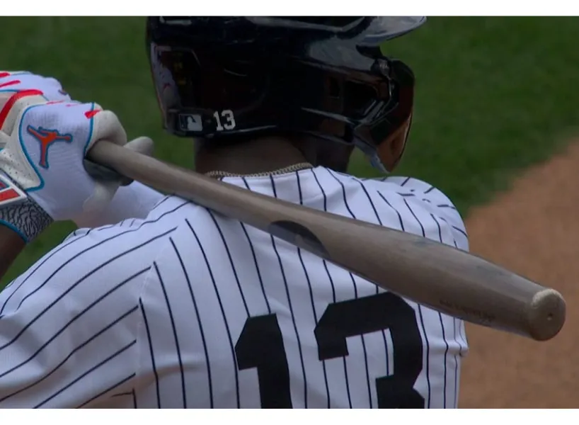 魚雷球棒外型不同於傳統球棒，擊球甜蜜點更大