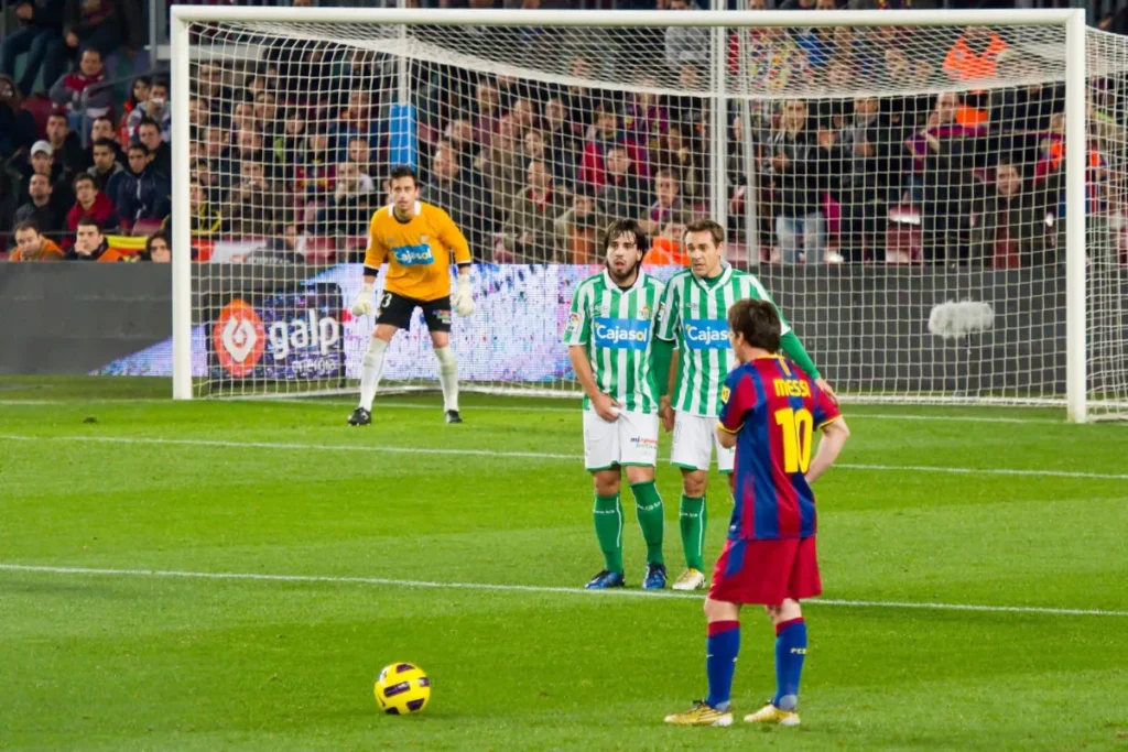 任意球也稱自由球，偶爾也會發生直接射門進球的情形