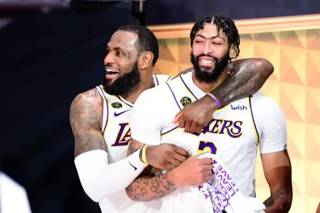 LBJ + AD 在疫情期間時，泡泡園區內奪得冠軍