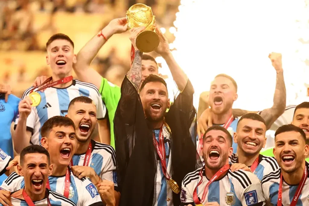 梅西率領阿根廷在 2022 世界盃拿下冠軍一圓美夢!