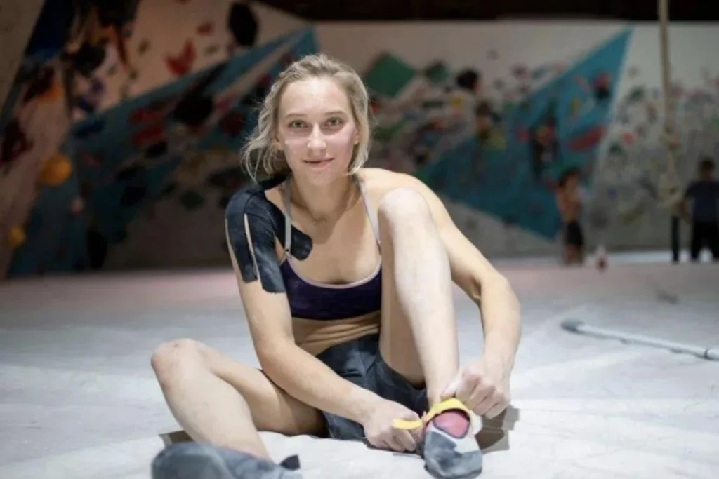 Janja Garnbret 從小熱愛攀爬，投入競技攀岩後闖出一片天